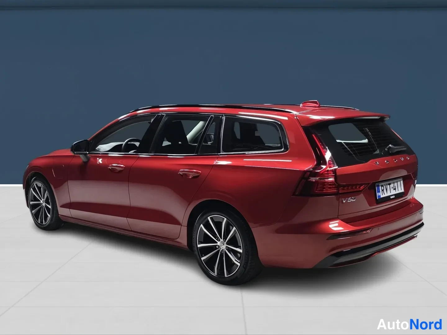 Punainen Volvo V60 2024, takaviisto, kuva 5