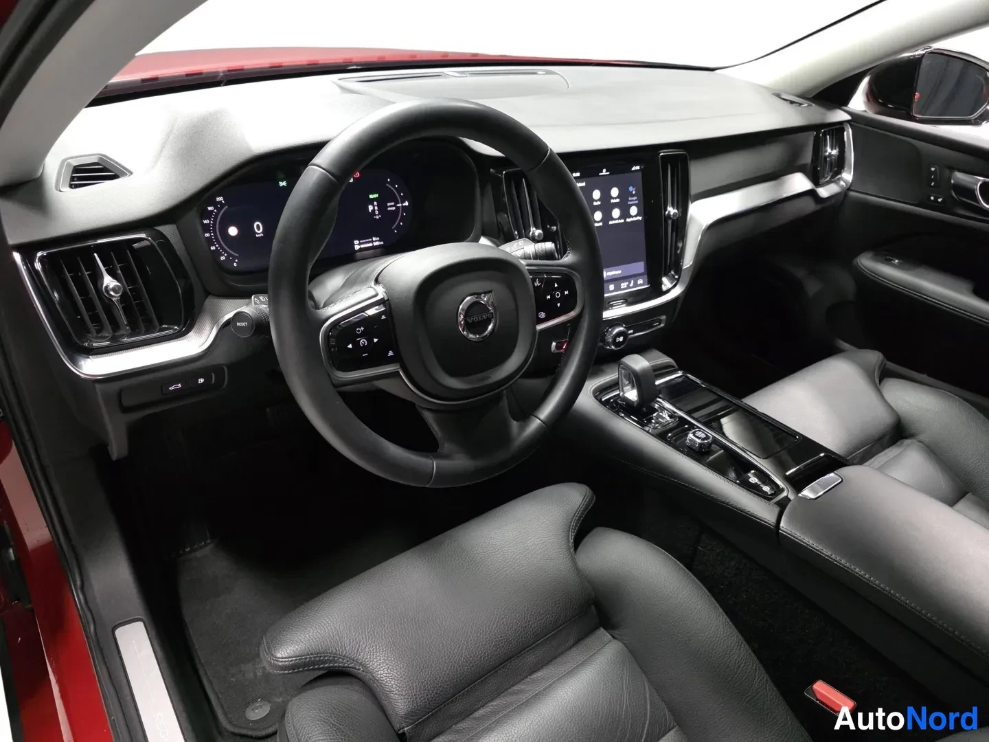Punainen Volvo V60 2024, kuva 8