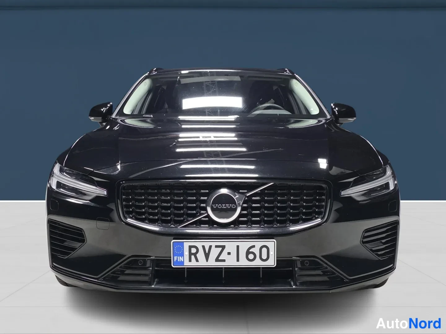 Black Volvo V60 2024, front, photo 3