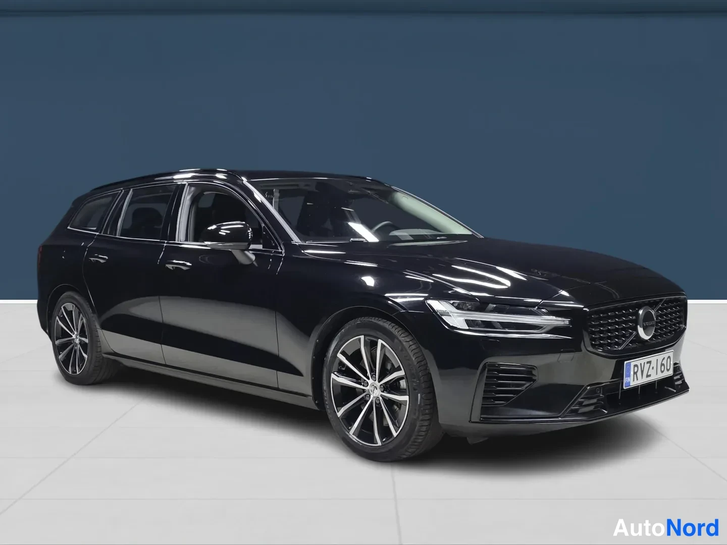 Black Volvo V60 2024, front three-quarter, nose to the right, photo 2