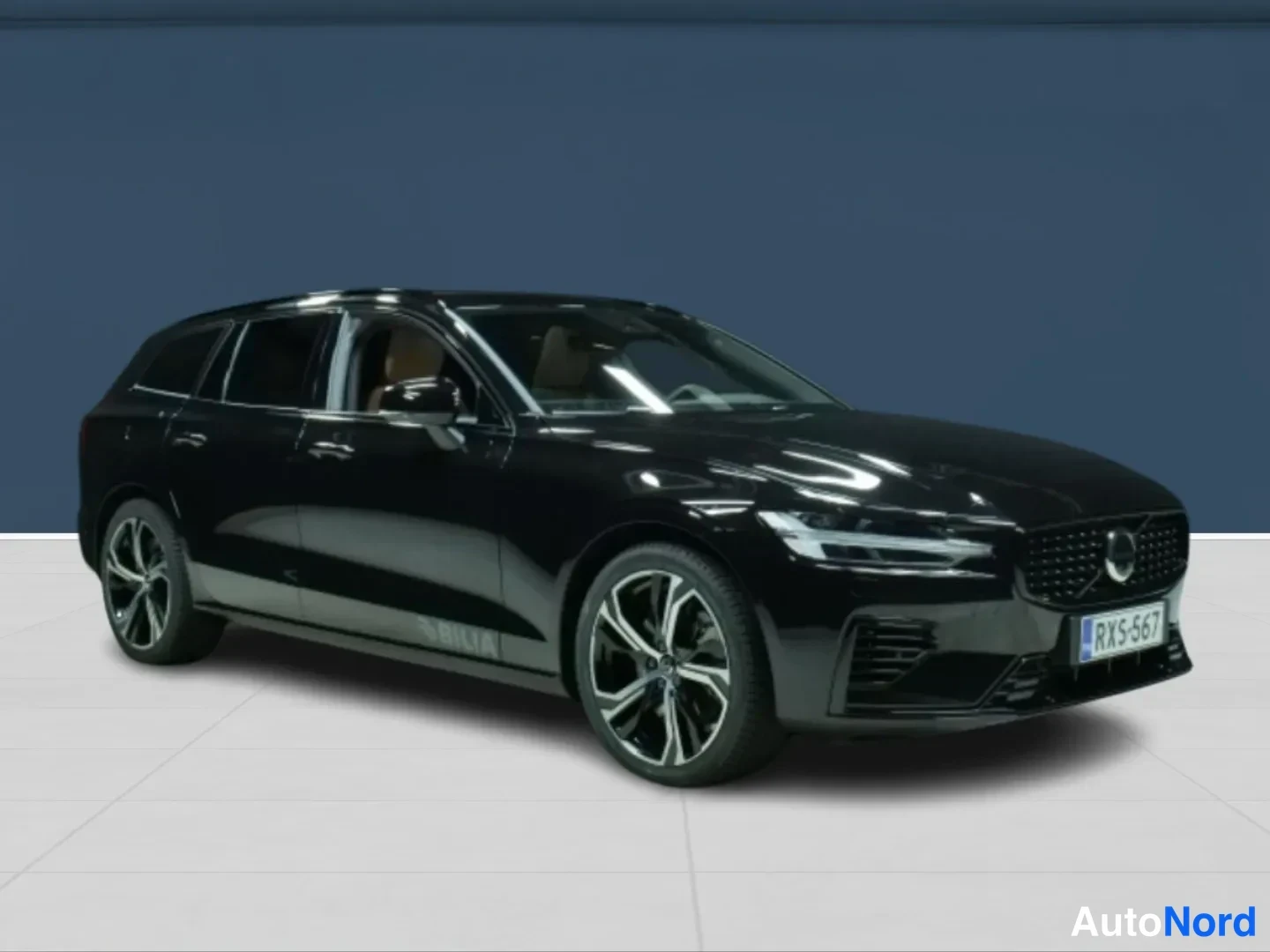 Musta Volvo V60 2026, etuviisto, keula oikealle, kuva 2