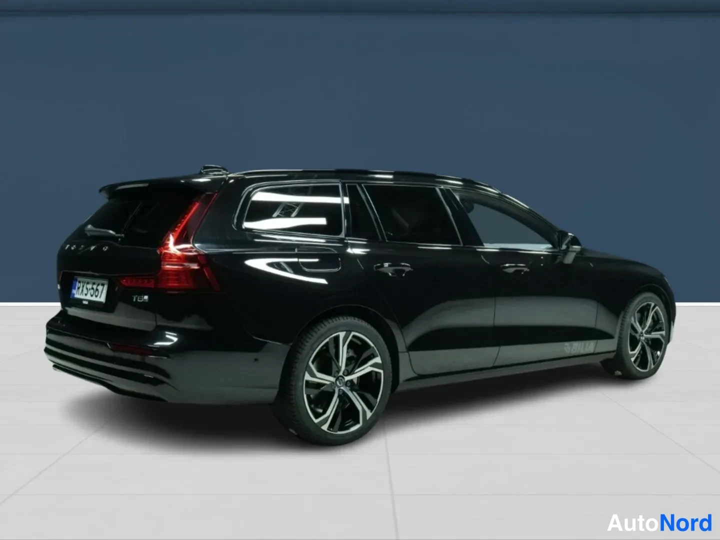 Musta Volvo V60 2026, takaviisto, kuva 4