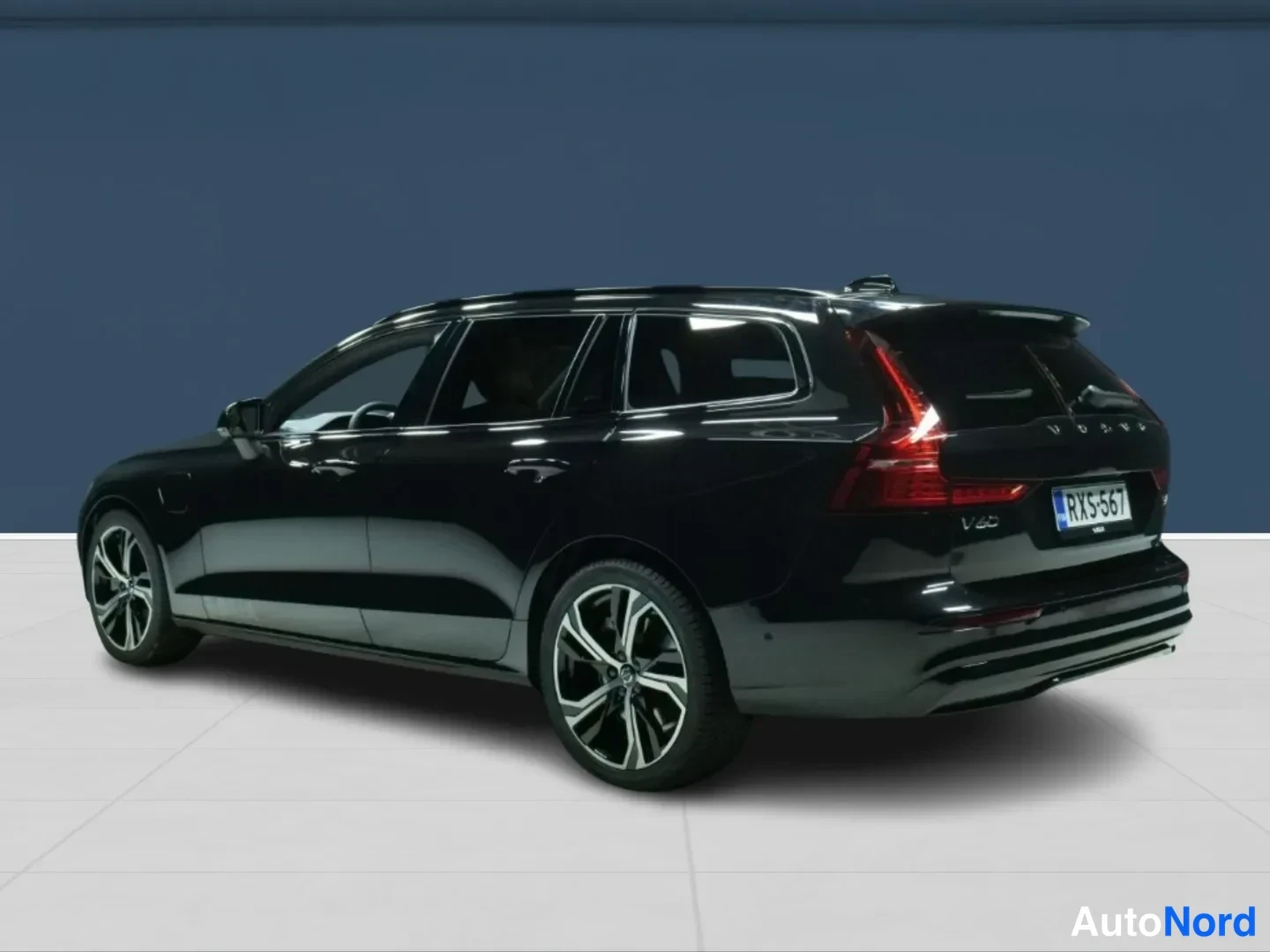 Musta Volvo V60 2026, takaviisto, kuva 5