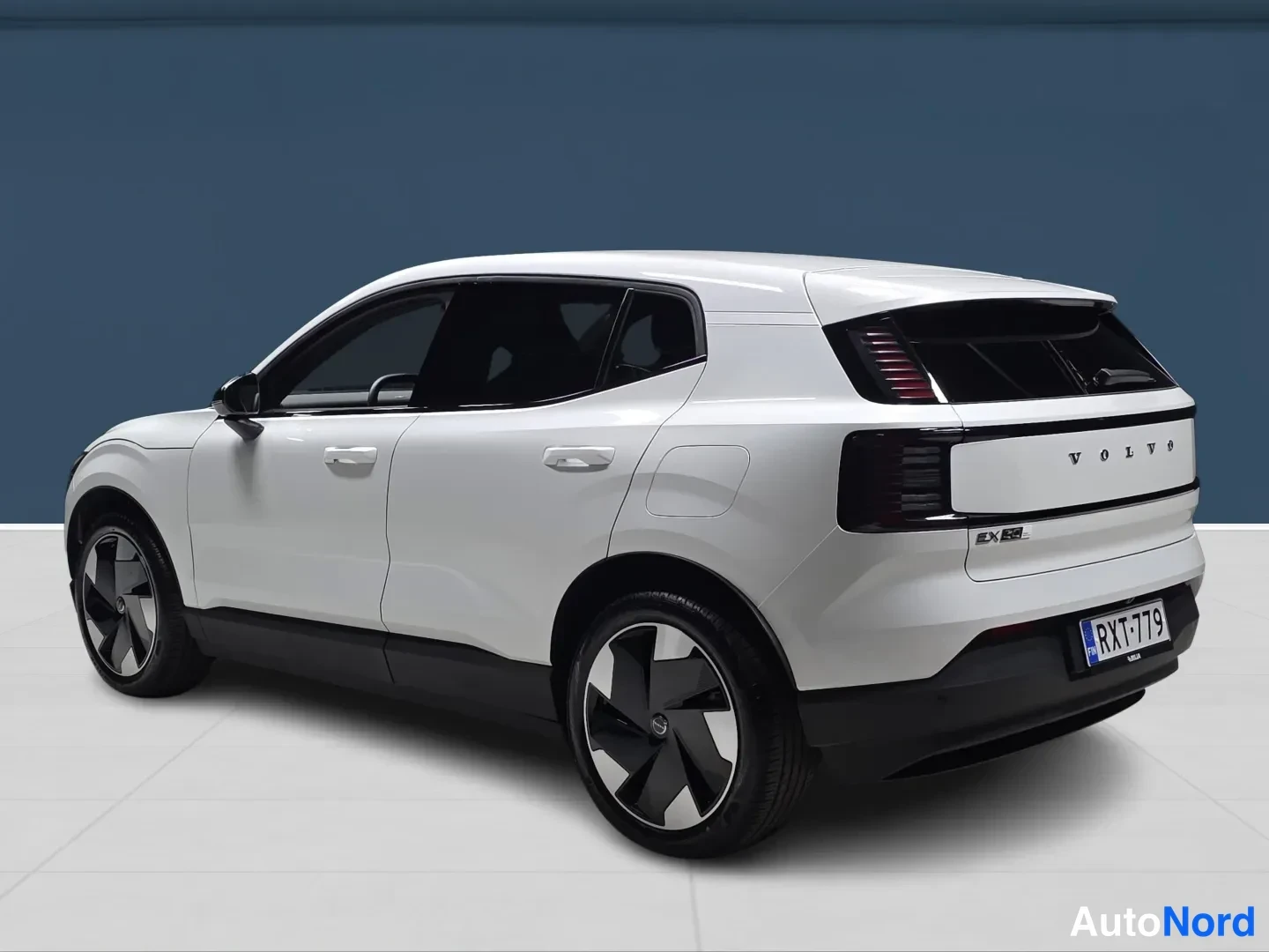 White Volvo EX30 2026, rear three-quarter, photo 5