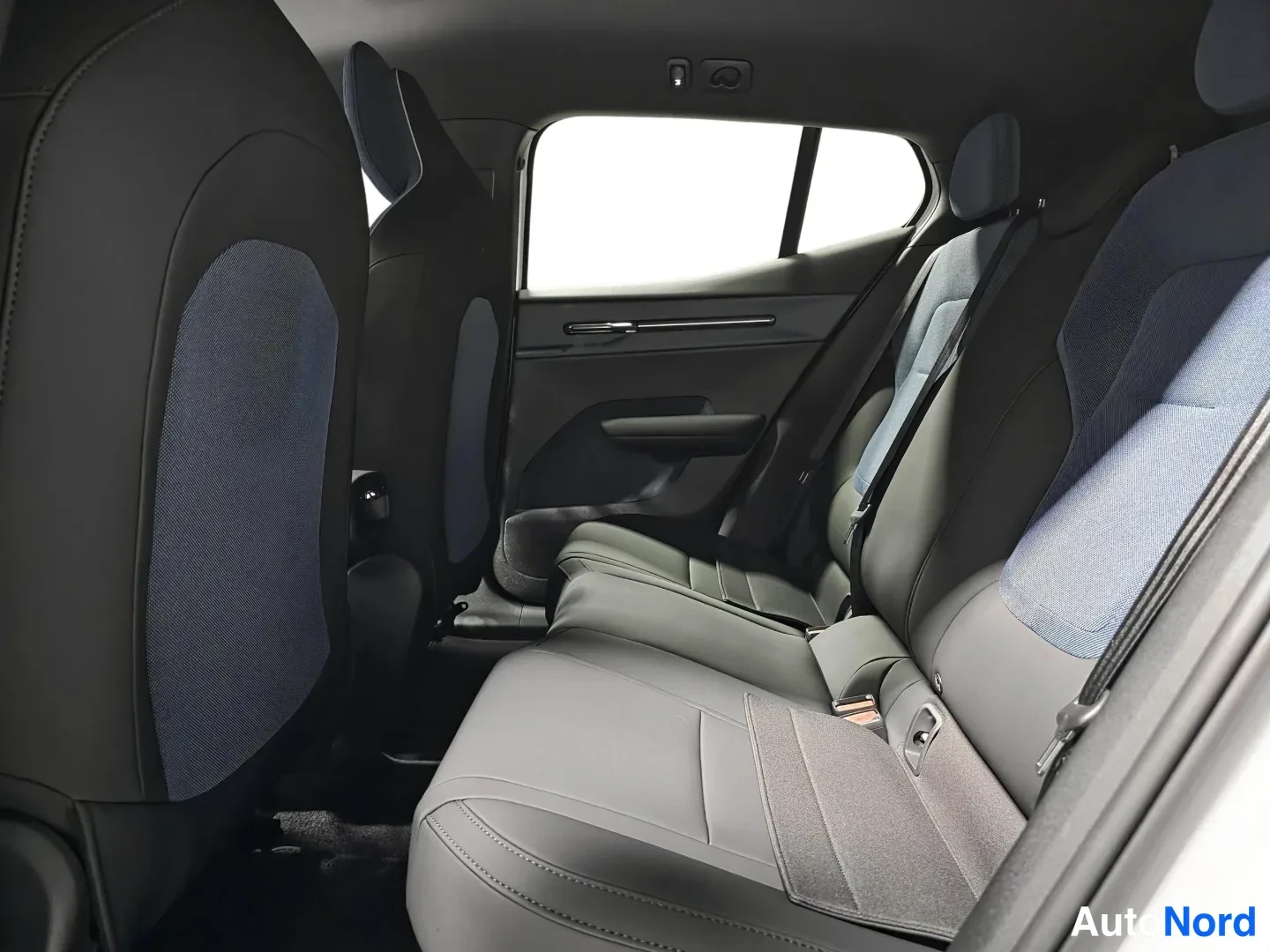 White Volvo EX30 2026, photo 11