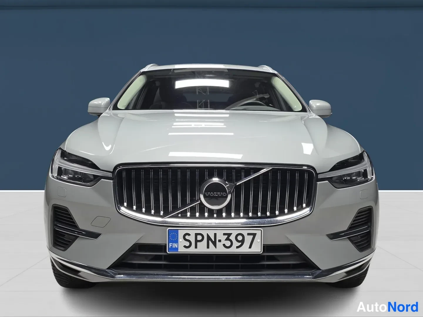 Harmaa Volvo XC60 2024, edestä, kuva 3