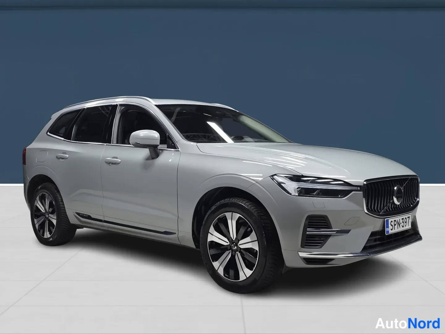 Harmaa Volvo XC60 2024, etuviisto, keula oikealle, kuva 2