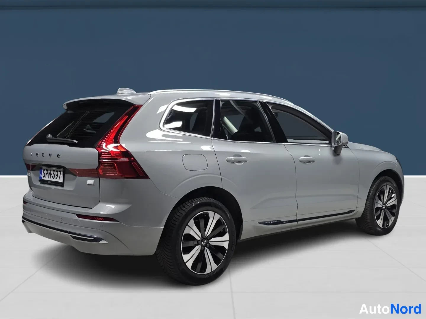 Harmaa Volvo XC60 2024, takaviisto, kuva 5