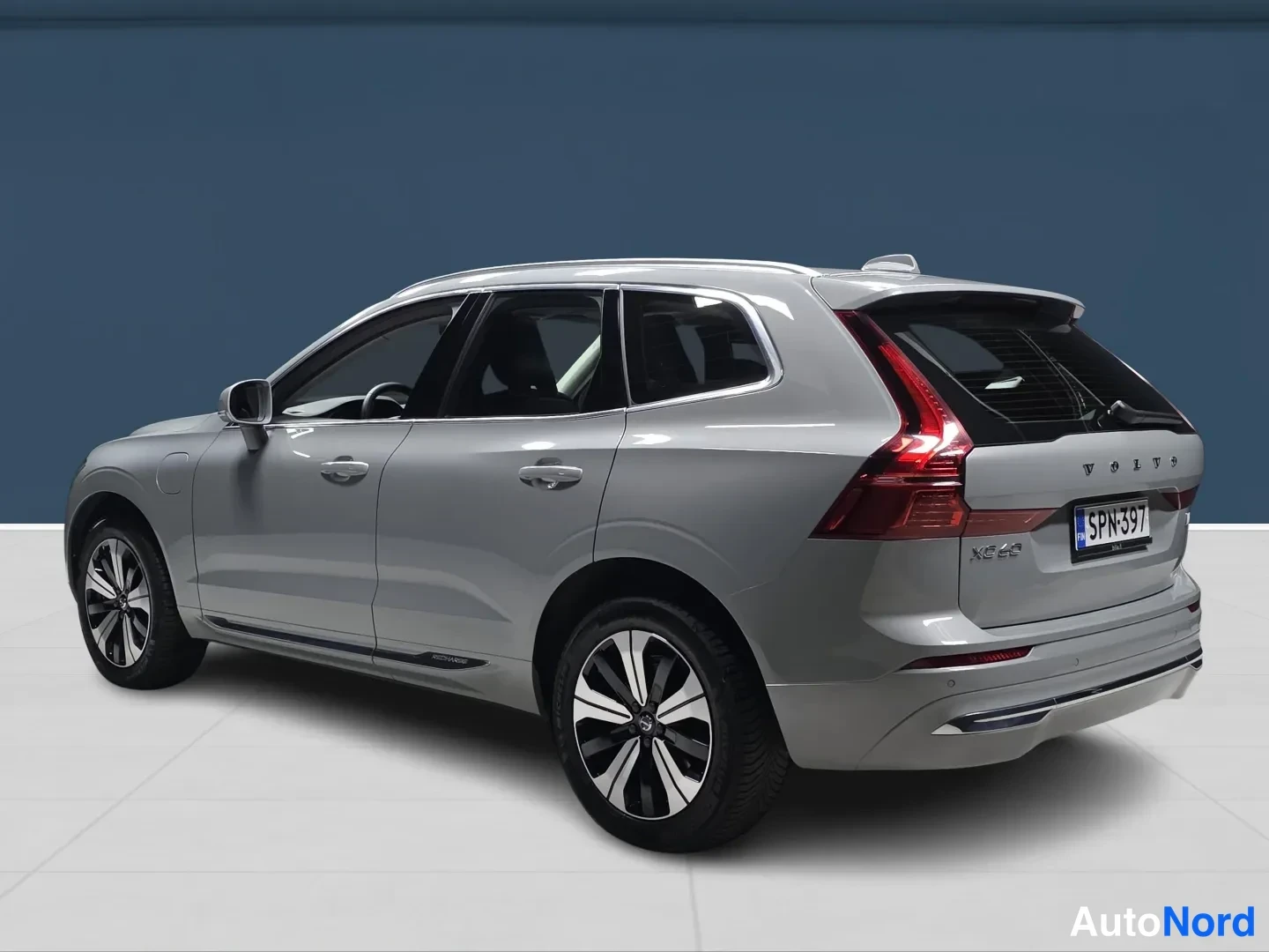 Harmaa Volvo XC60 2024, takaviisto, kuva 4