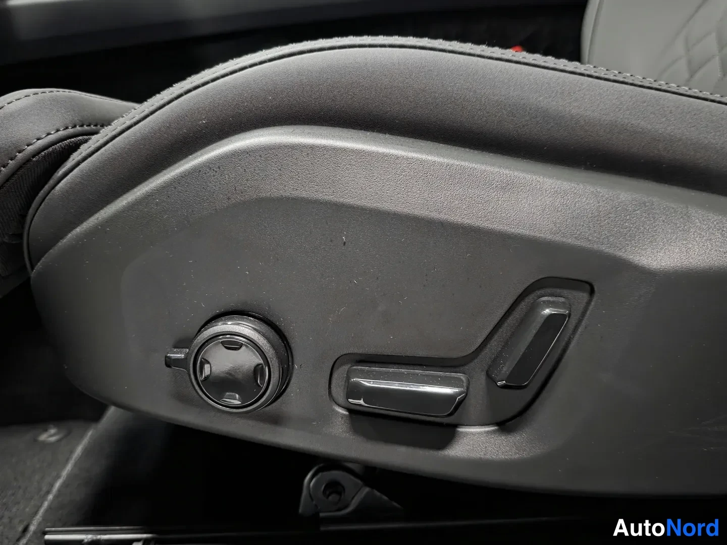 Svart Volvo XC60 2026, bild 16