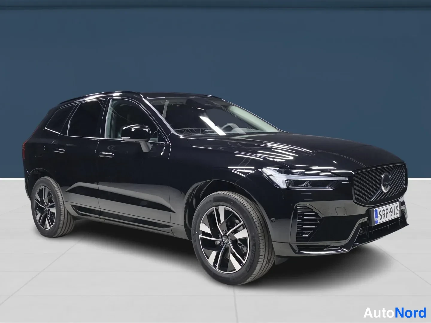 Svart Volvo XC60 2026, snett framifrån, fronten åt höger, bild 2