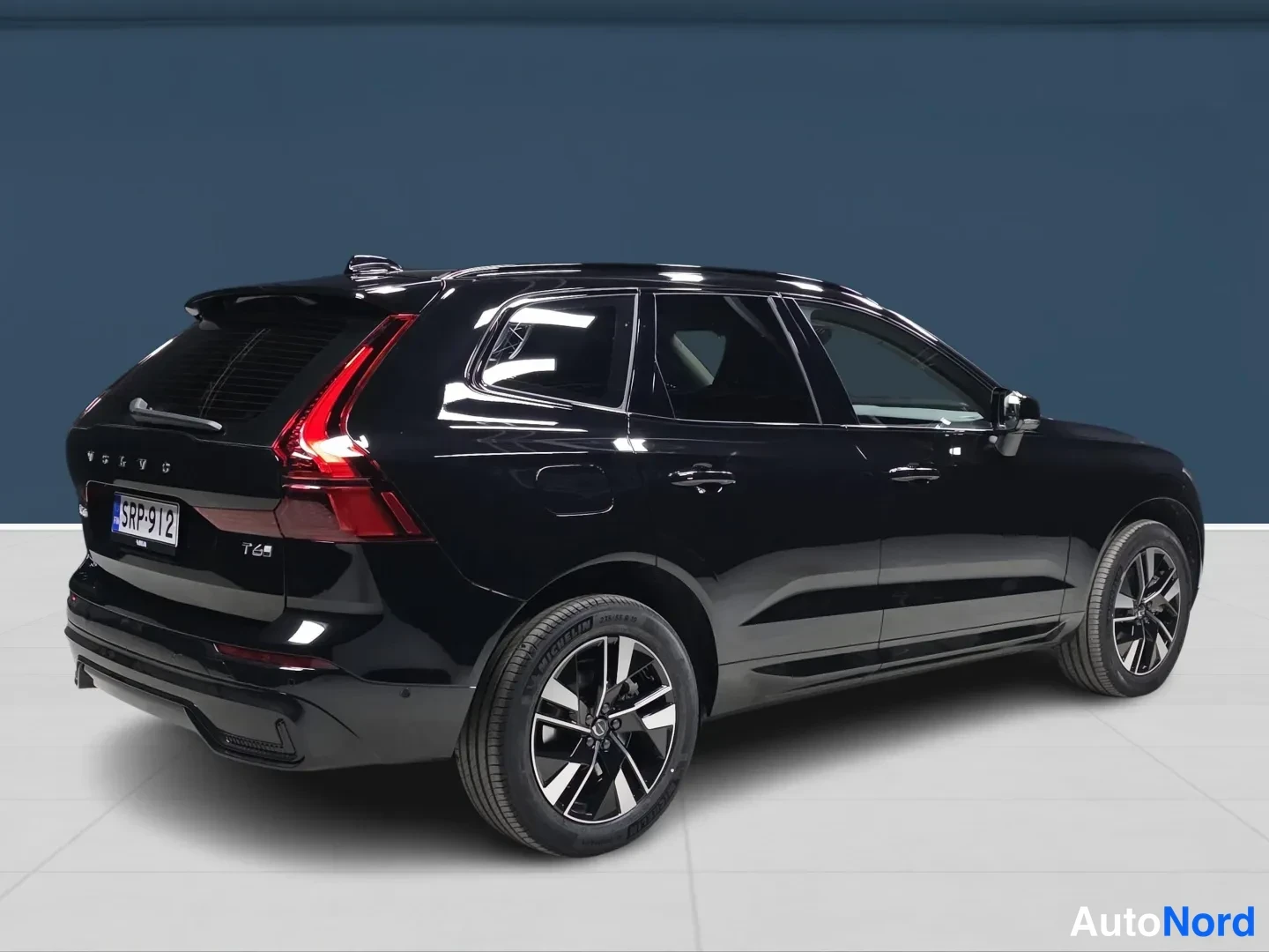 Svart Volvo XC60 2026, snett bakifrån, bild 4