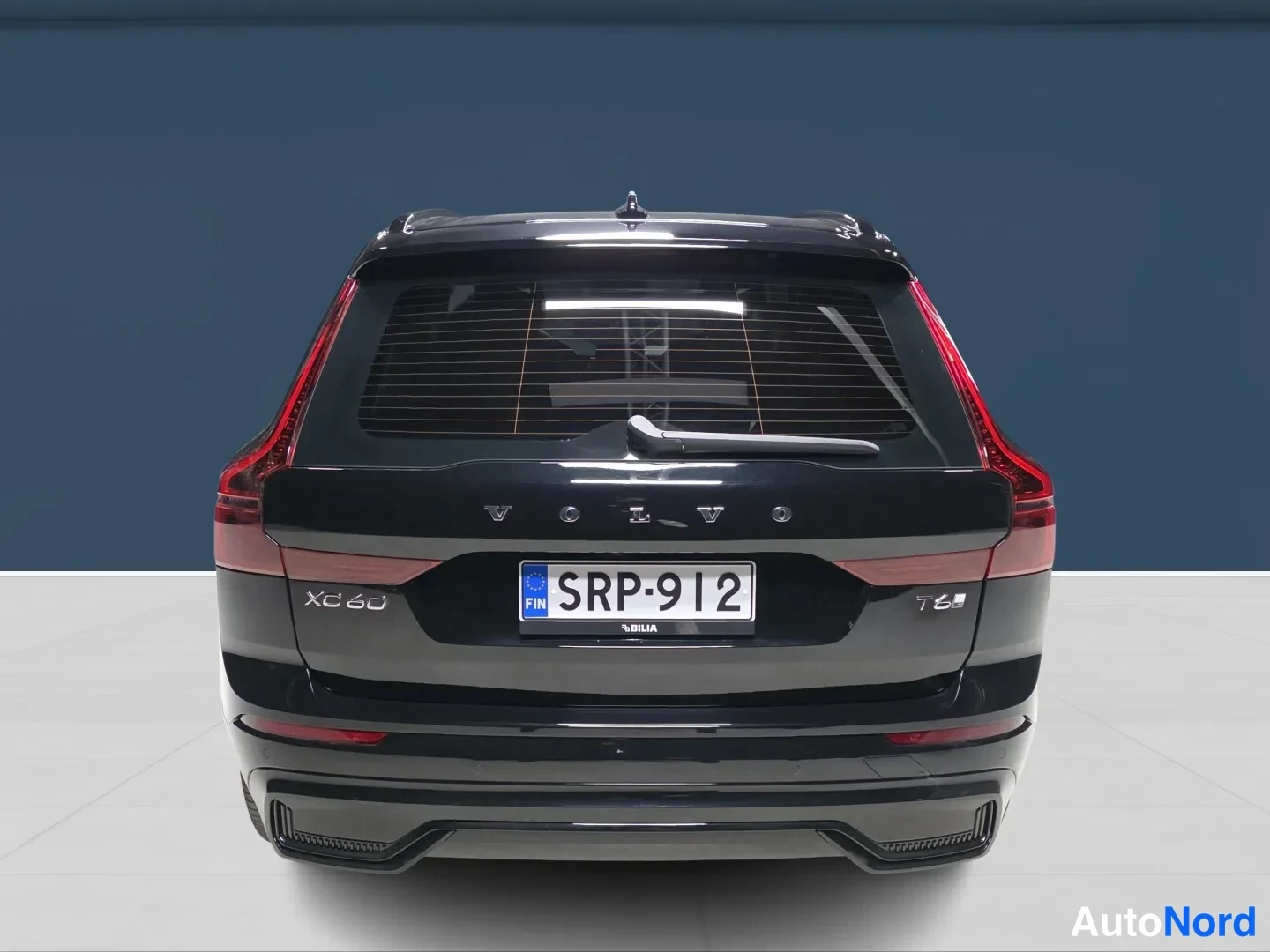 Svart Volvo XC60 2026, bakifrån, bild 6