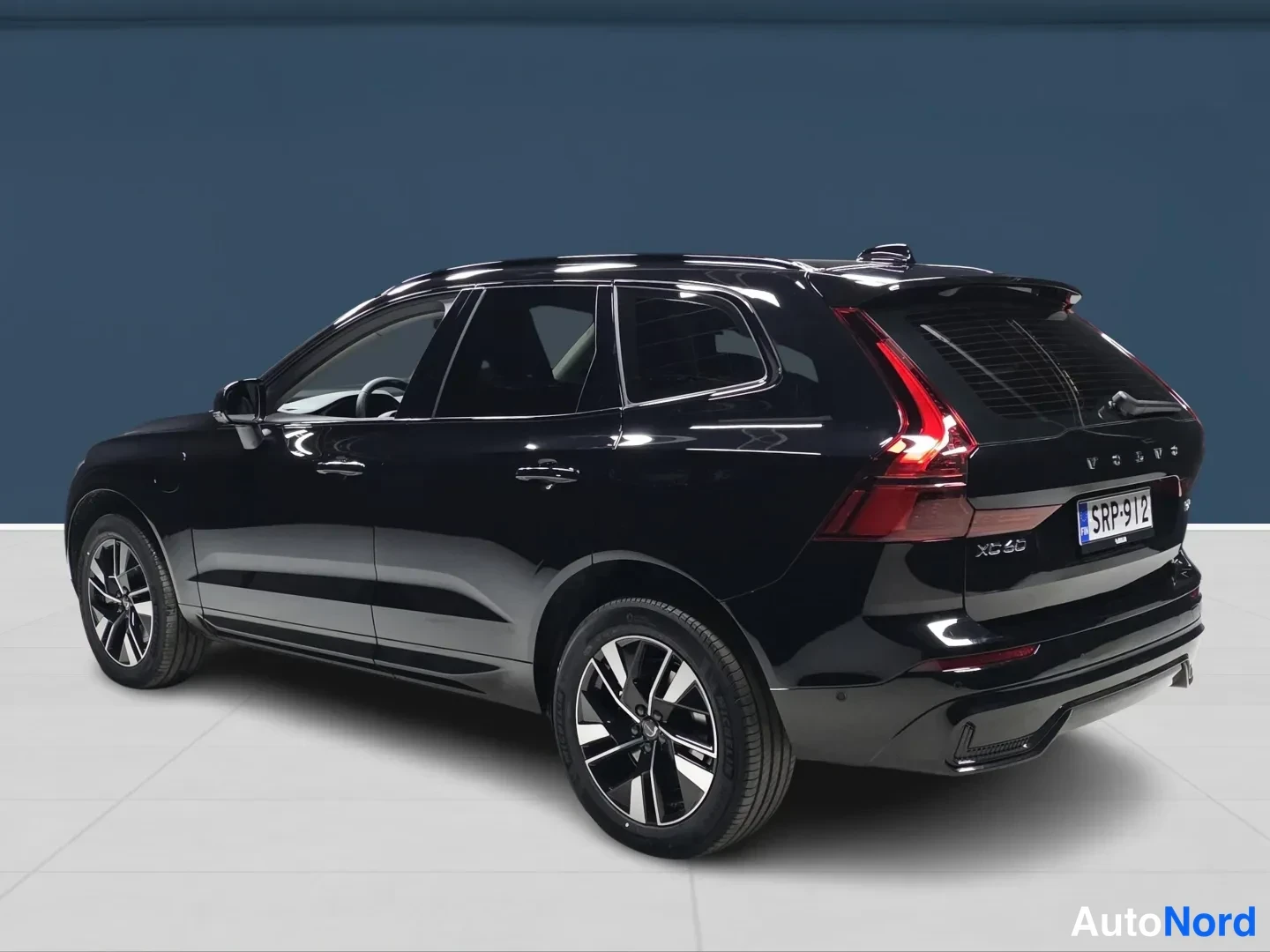 Svart Volvo XC60 2026, snett bakifrån, bild 5