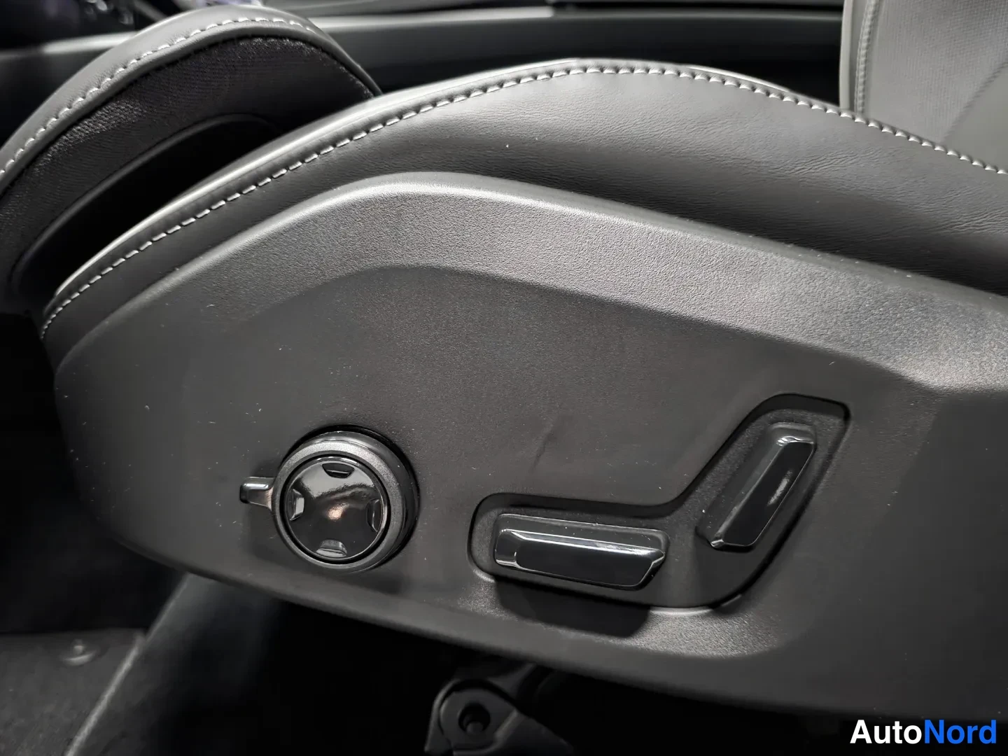 Vit Volvo XC60 2027, bild 16