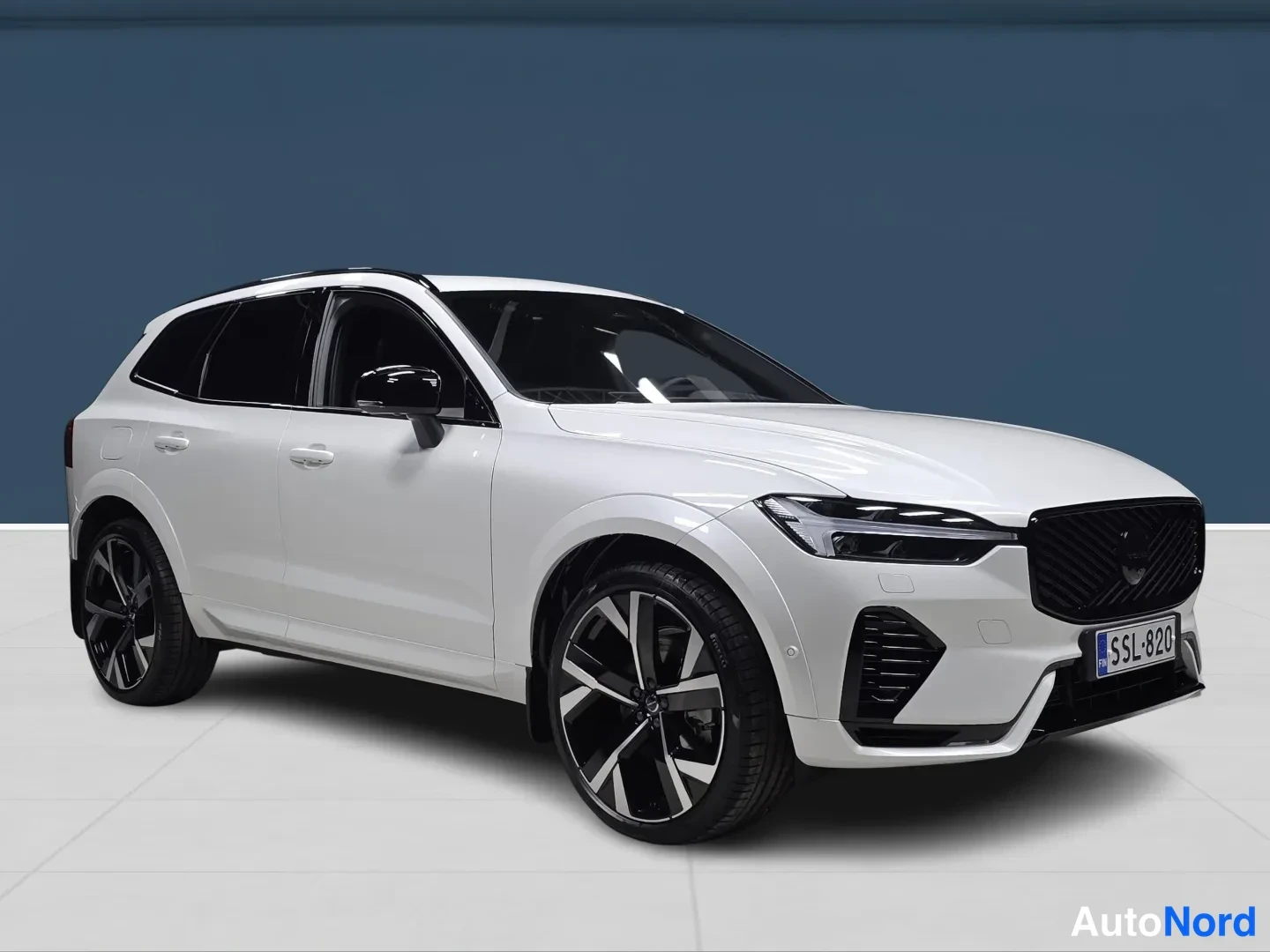 Vit Volvo XC60 2027, snett framifrån, fronten åt höger, bild 2