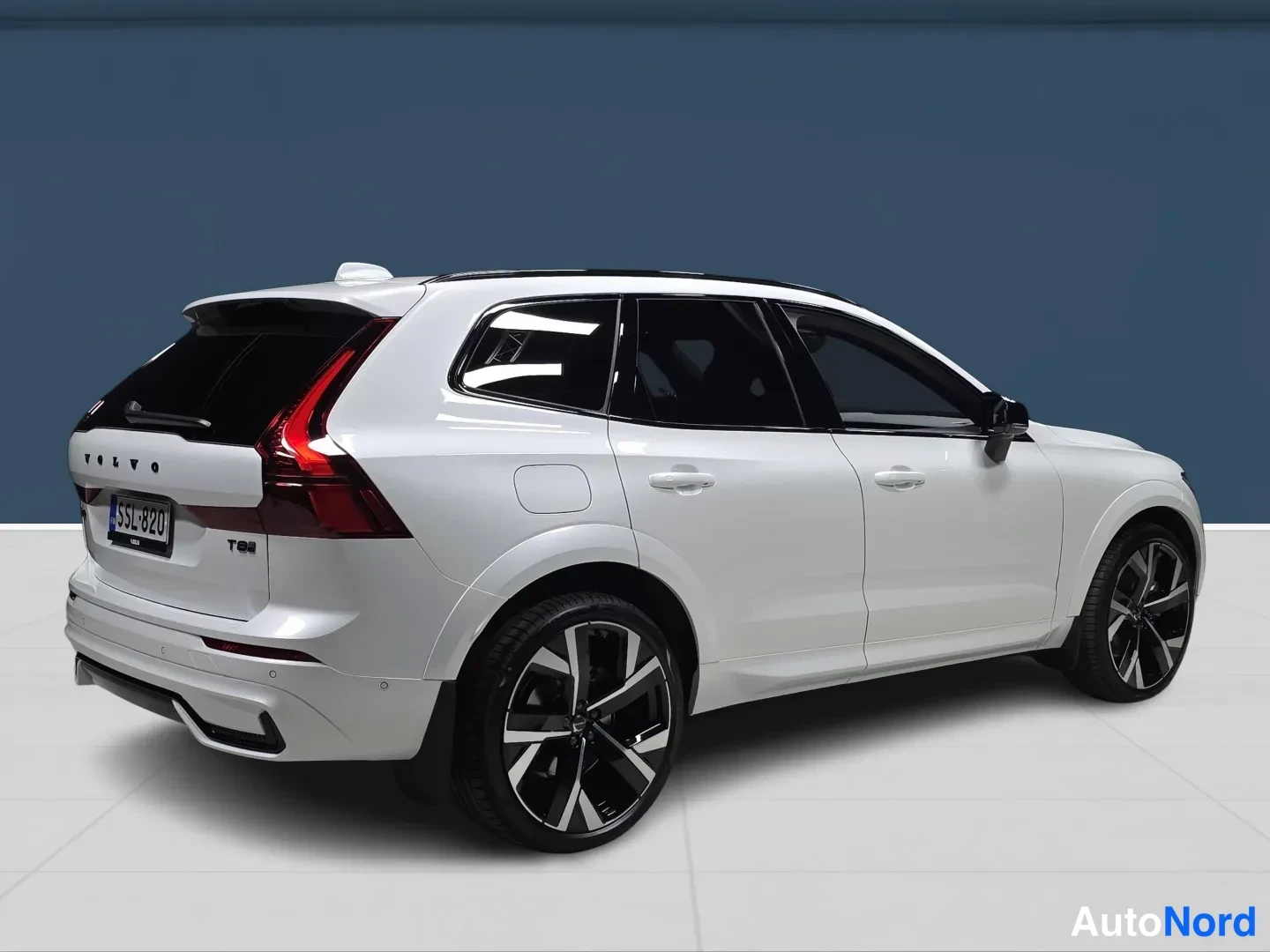 Vit Volvo XC60 2027, snett bakifrån, bild 4