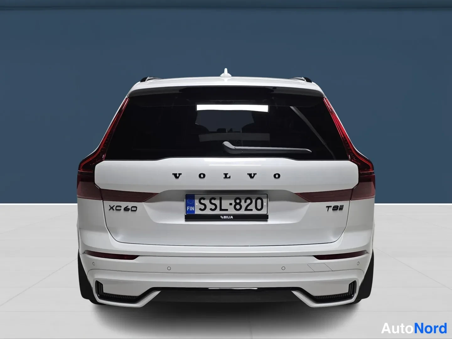 Vit Volvo XC60 2027, bakifrån, bild 6