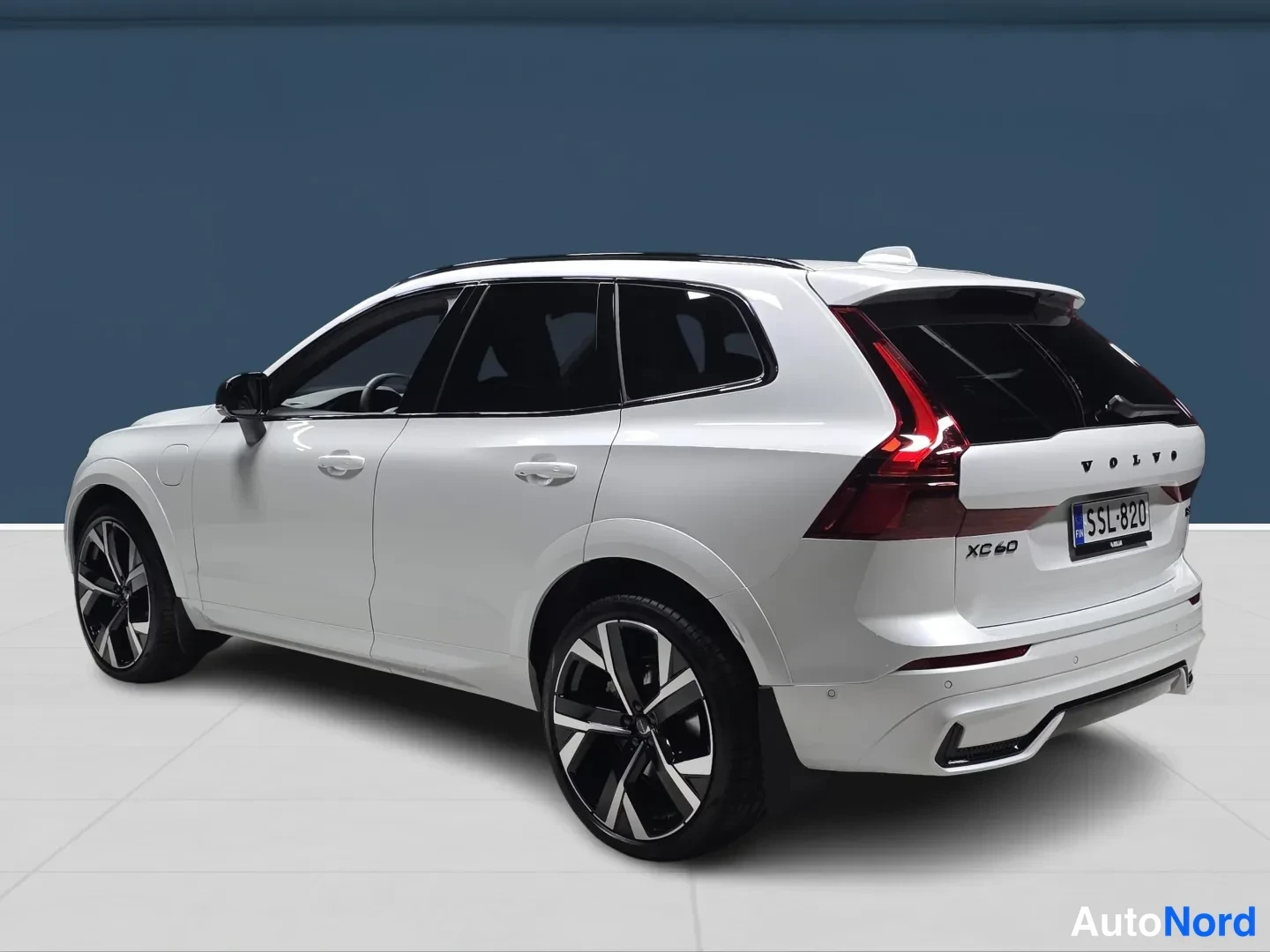 Vit Volvo XC60 2027, snett bakifrån, bild 5