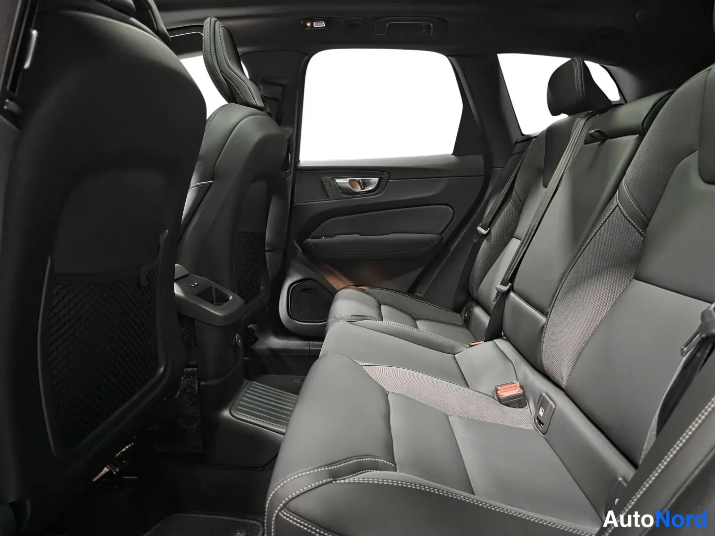 Vit Volvo XC60 2027, bild 10