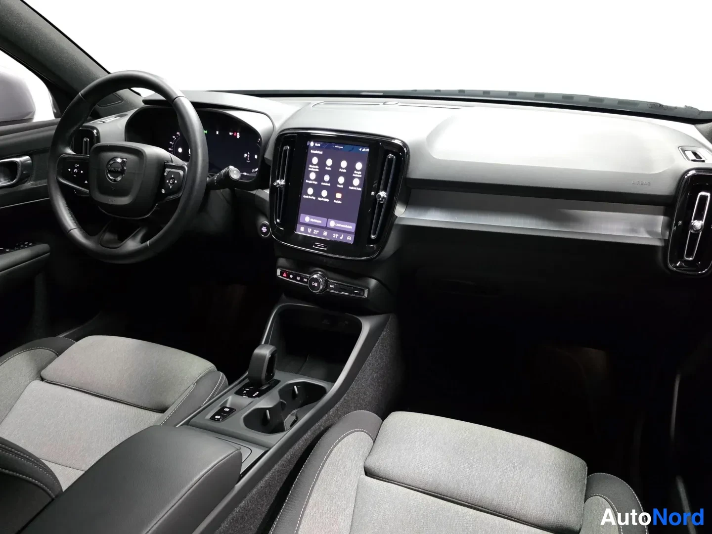 Harmaa Volvo XC40 2025, kuva 8