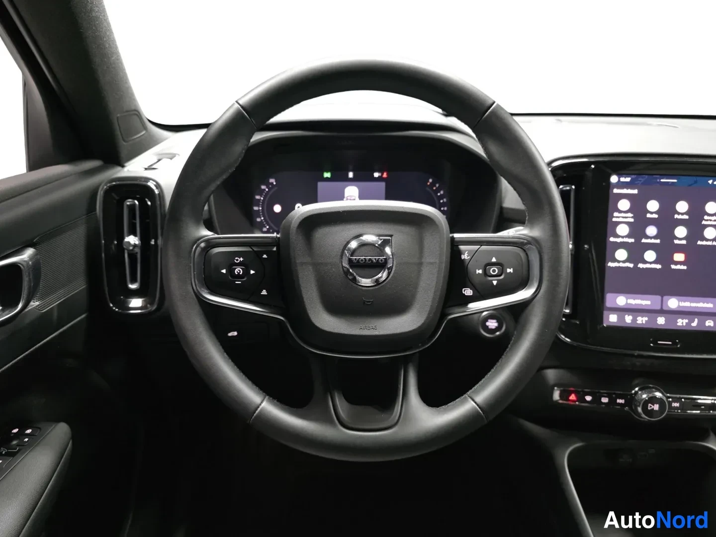 Harmaa Volvo XC40 2025, kuva 17