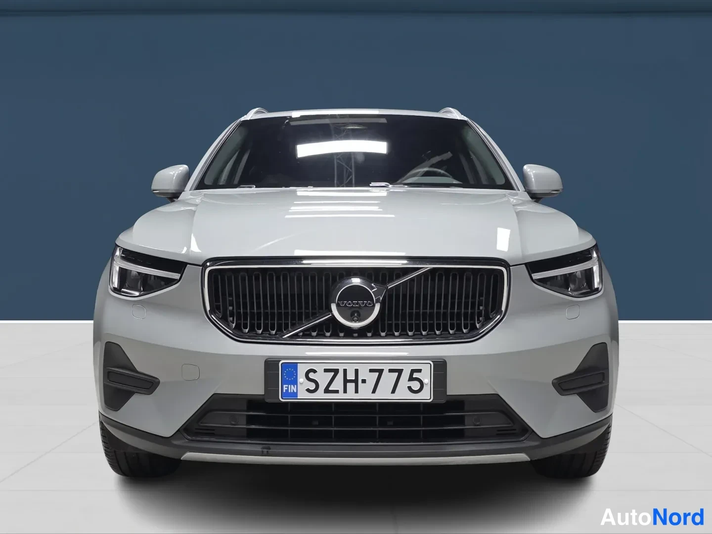 Harmaa Volvo XC40 2025, edestä, kuva 3