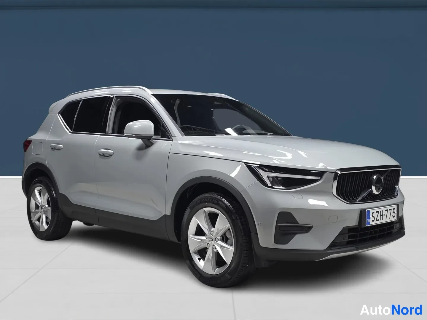 Harmaa Volvo XC40 2025, etuviisto, keula oikealle, kuva 2
