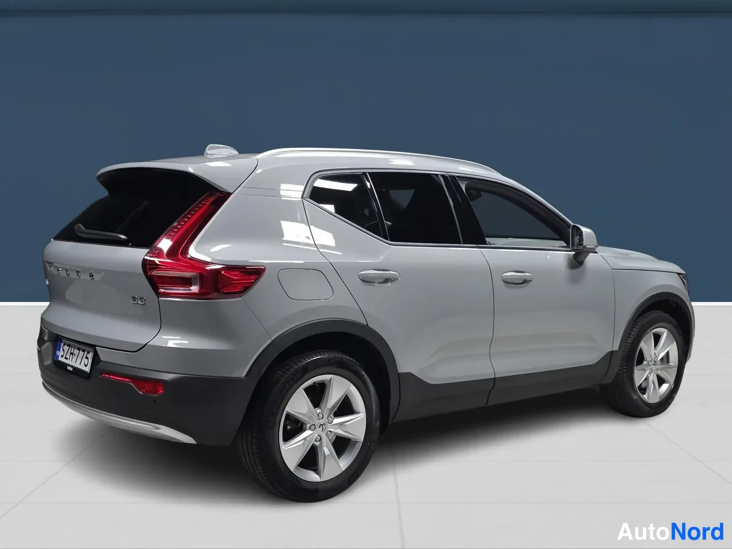 Harmaa Volvo XC40 2025, takaviisto, kuva 4