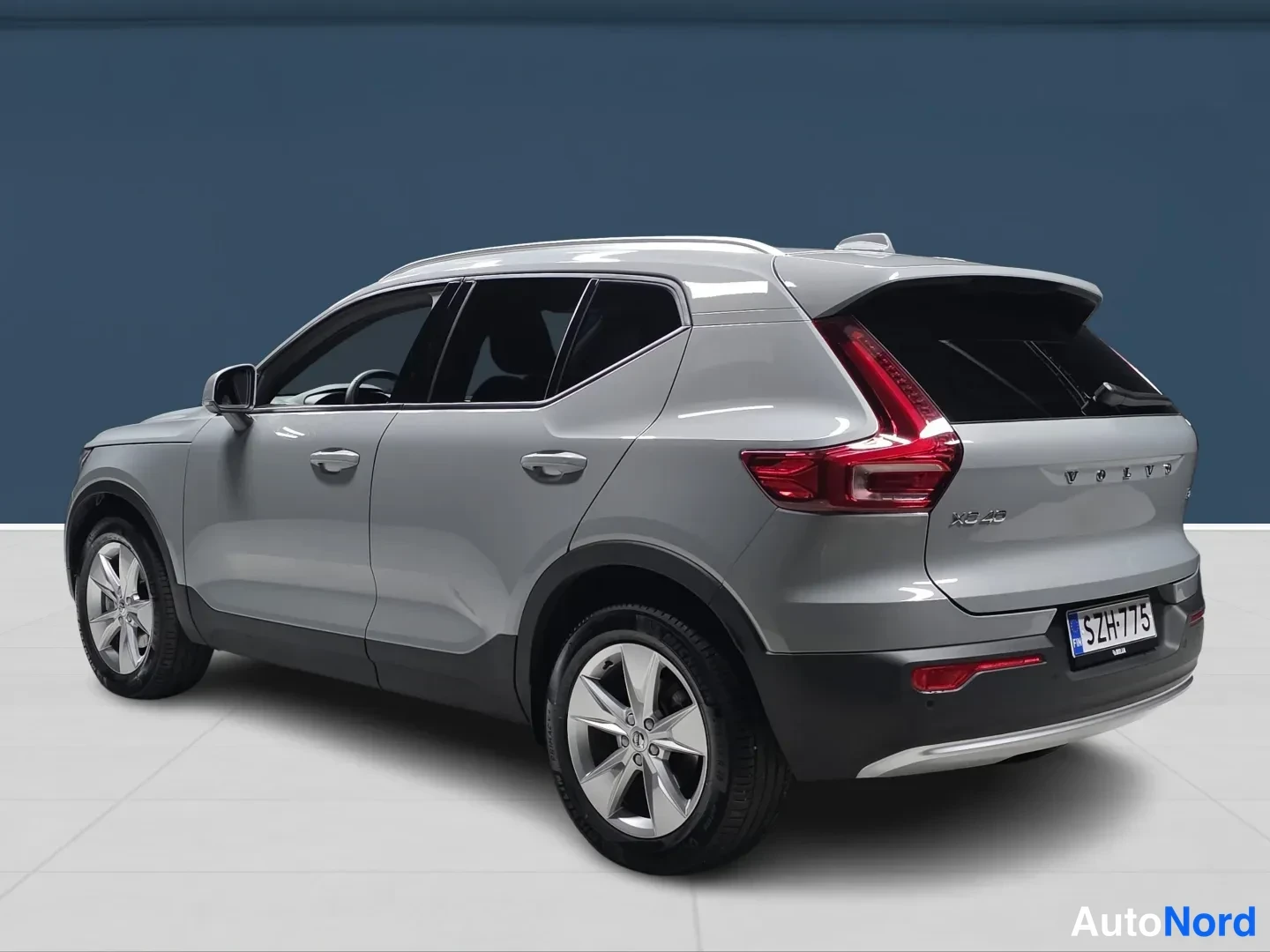 Harmaa Volvo XC40 2025, takaviisto, kuva 5