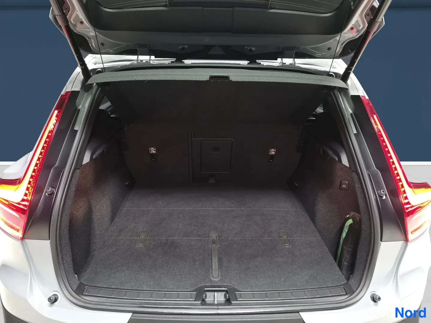 Grey Volvo XC40 2025, rear, photo 7