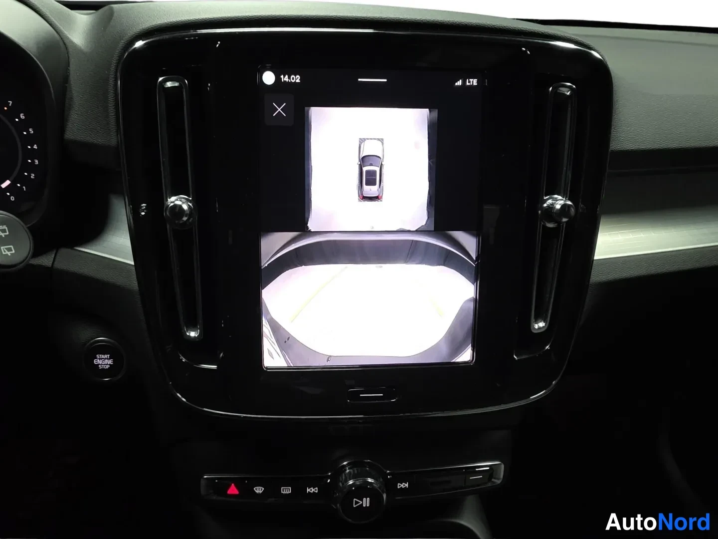 Grey Volvo XC40 2025, photo 13