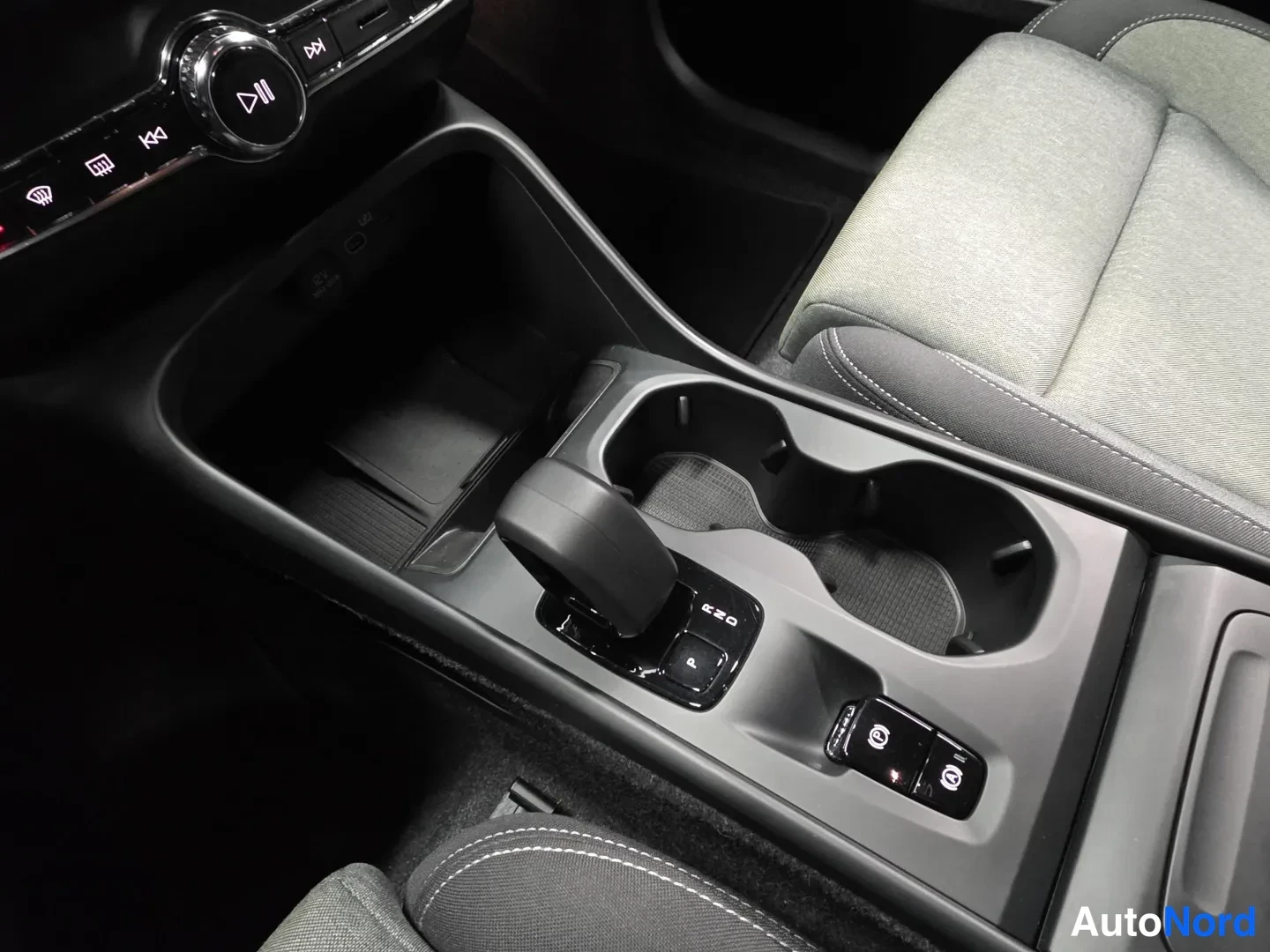 Grey Volvo XC40 2025, photo 14