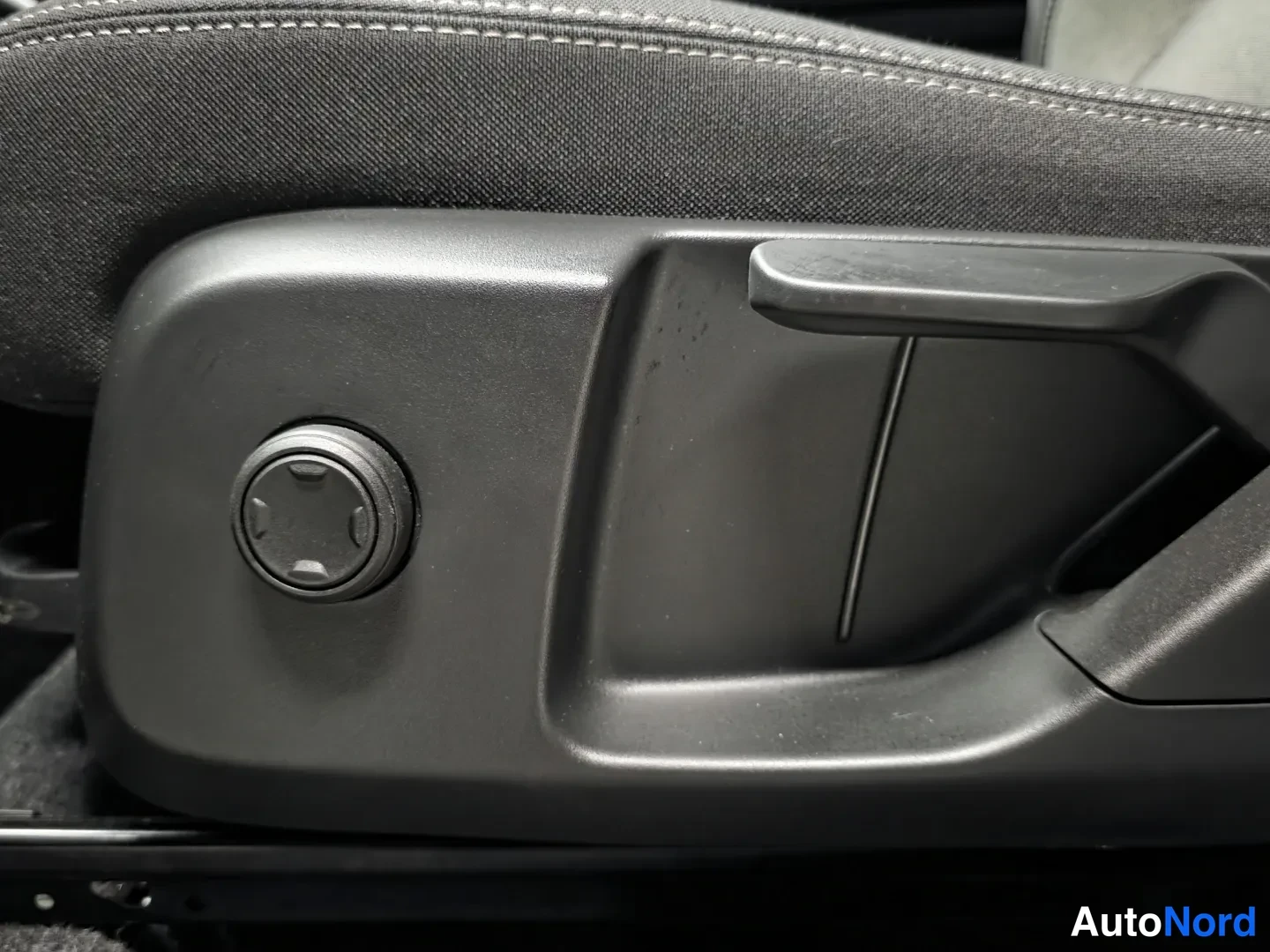 Grey Volvo XC40 2025, photo 15