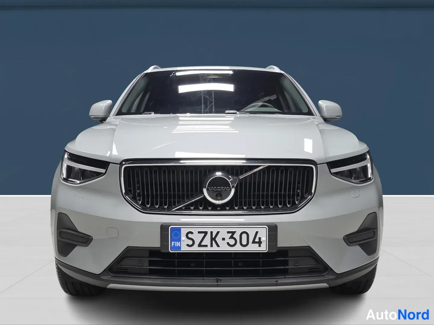 Grey Volvo XC40 2025, front, photo 3