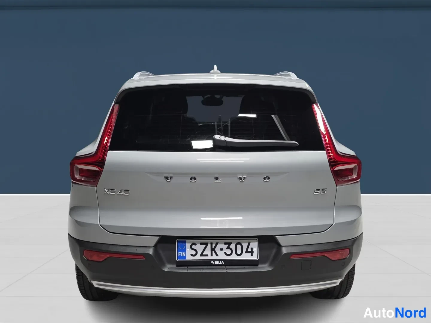 Grey Volvo XC40 2025, rear, photo 6
