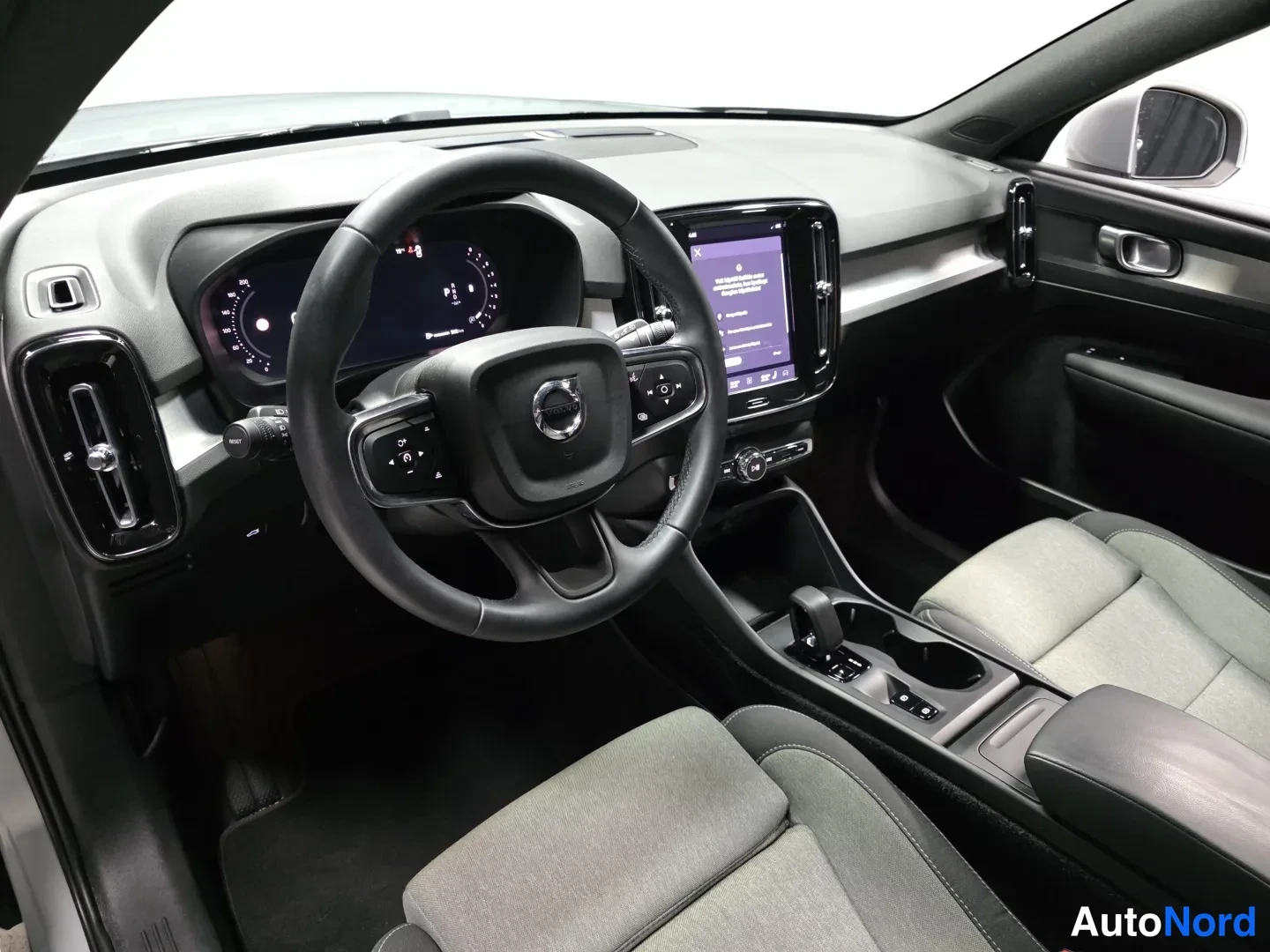 Grey Volvo XC40 2025, photo 16