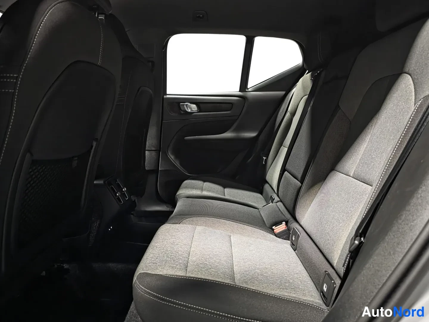 Grey Volvo XC40 2025, photo 10