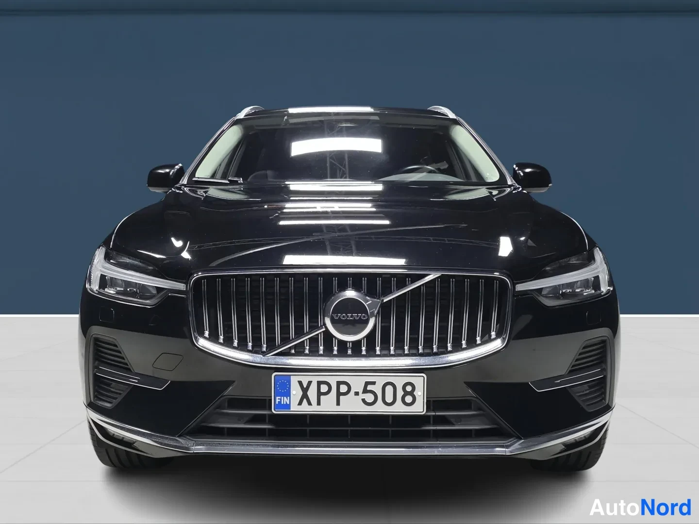 Black Volvo XC60 2022, front, photo 3