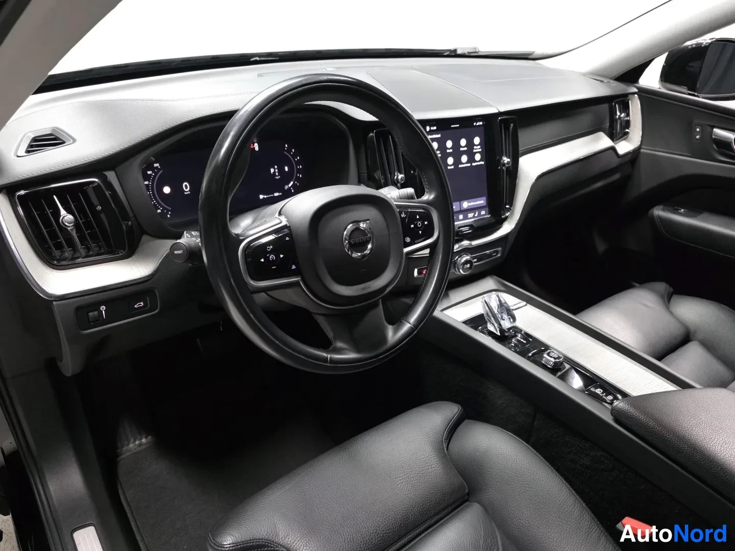 Black Volvo XC60 2022, photo 16