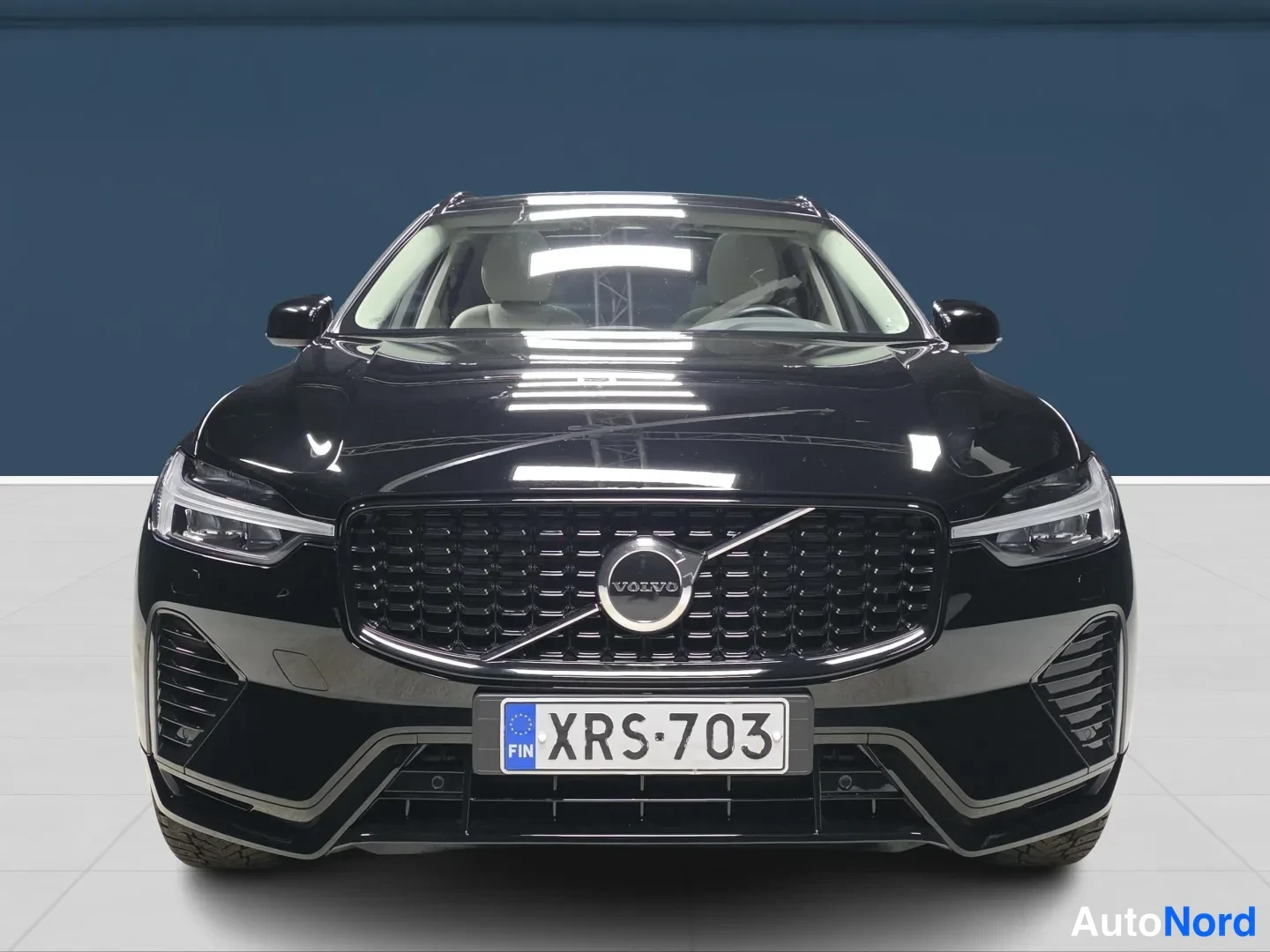 Black Volvo XC60 2023, front, photo 3