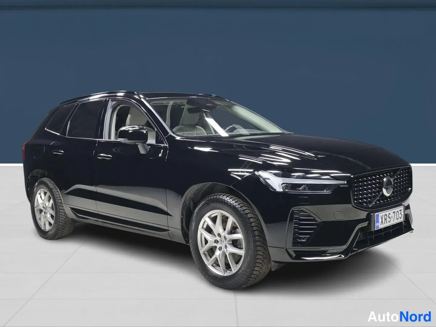 Black Volvo XC60 2023, front three-quarter, nose to the right, photo 2