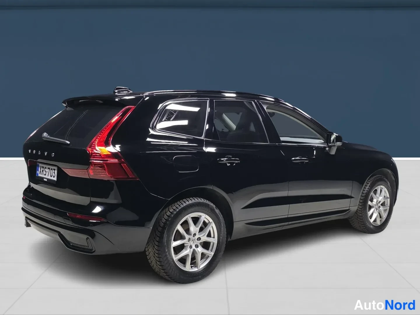 Black Volvo XC60 2023, rear three-quarter, photo 4