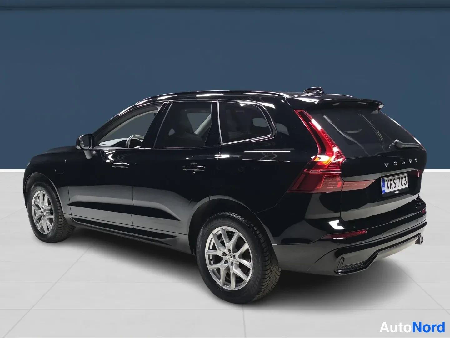 Black Volvo XC60 2023, rear three-quarter, photo 5