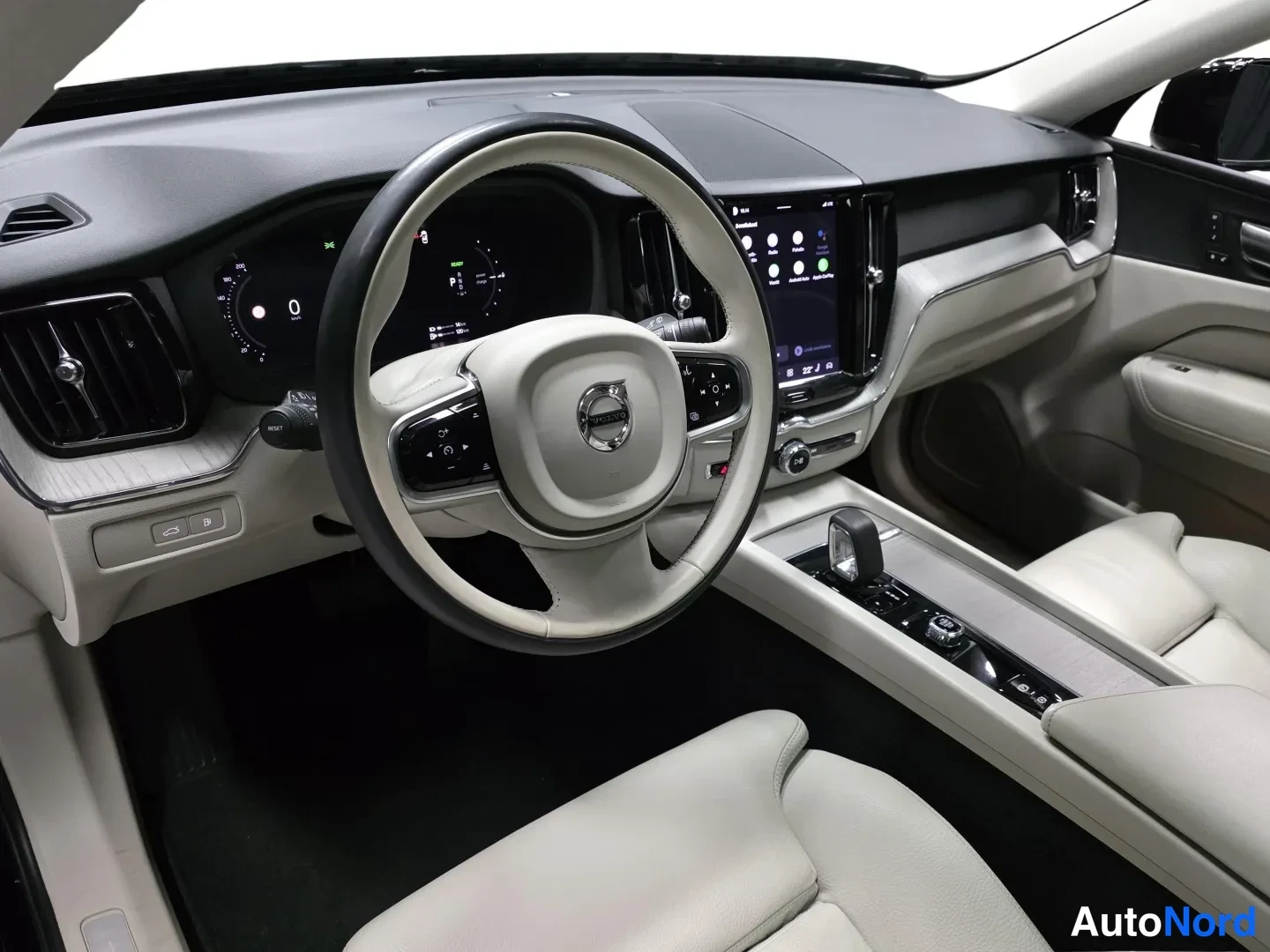 Black Volvo XC60 2023, detail, photo 7