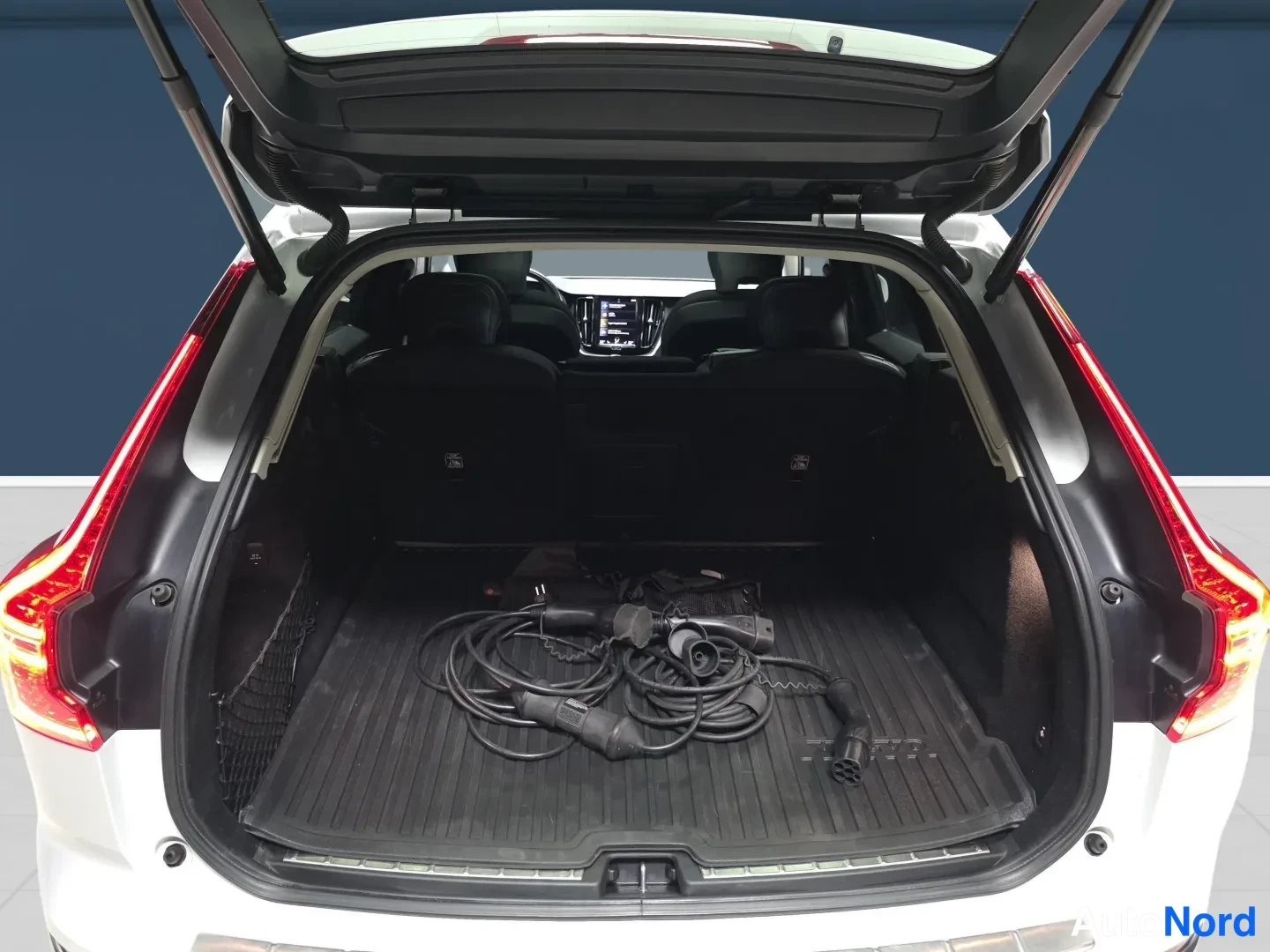 White Volvo XC60 2021, rear, photo 6