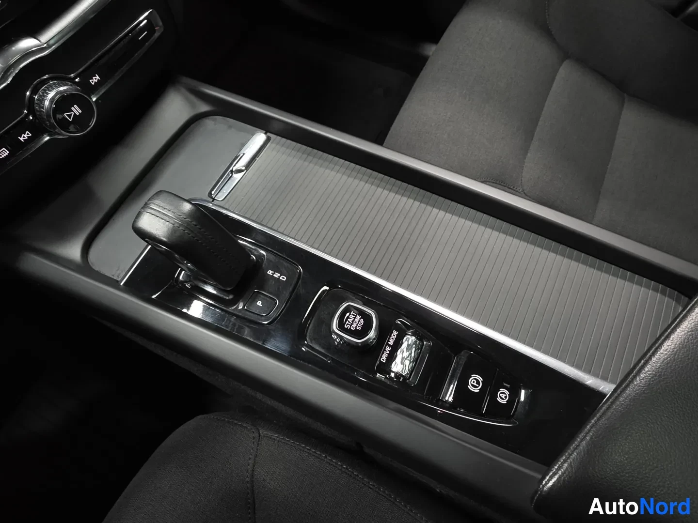 White Volvo XC60 2021, photo 16