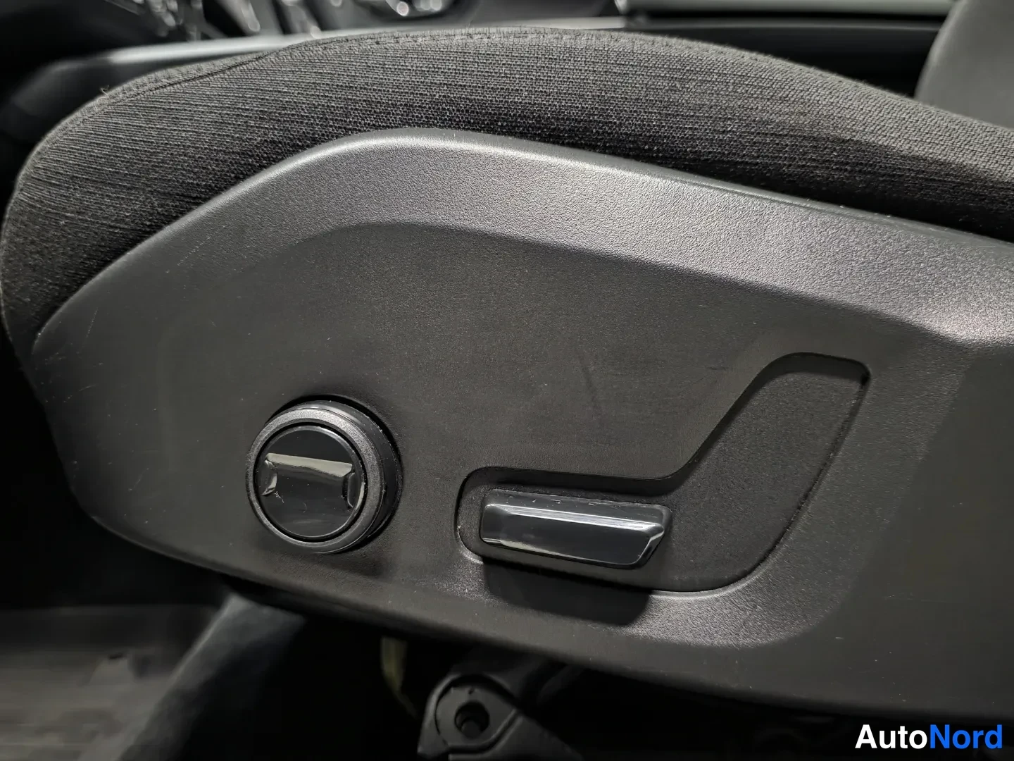 White Volvo XC60 2021, photo 17