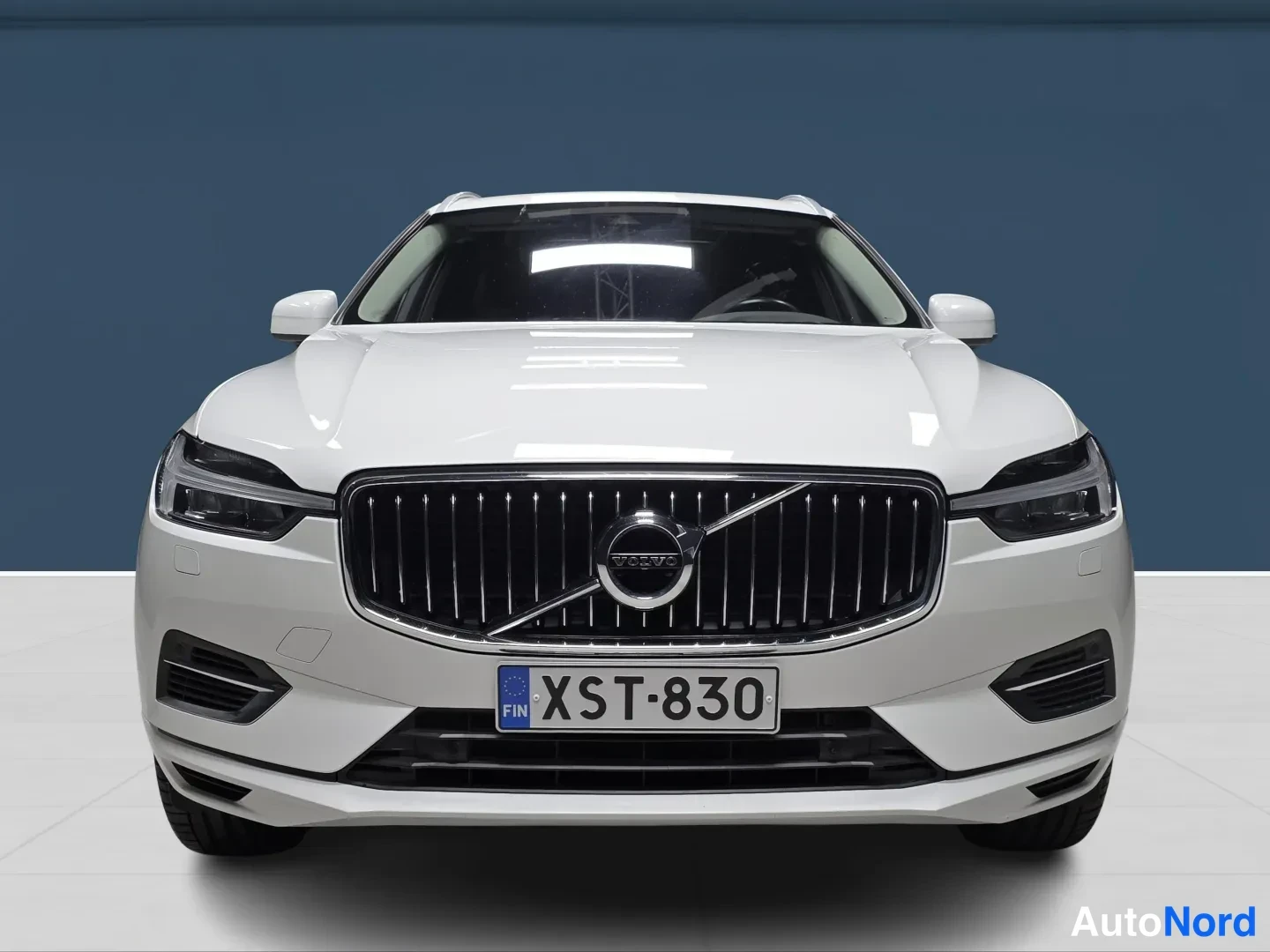 White Volvo XC60 2021, front, photo 3