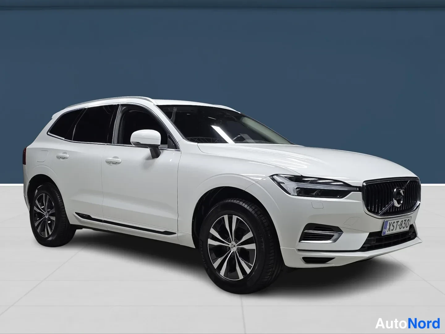 White Volvo XC60 2021, front three-quarter, nose to the right, photo 2